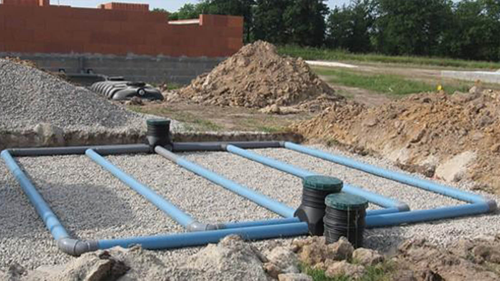 Travaux d’assainissement réalisés par MTP avec pose de canalisation et microstation