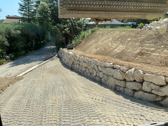 Mur de soutènement en enrochement réalisé par MTP