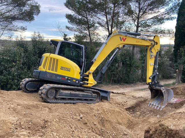 Engin de chantier MTP réalisant des travaux de terrassement et tranchées