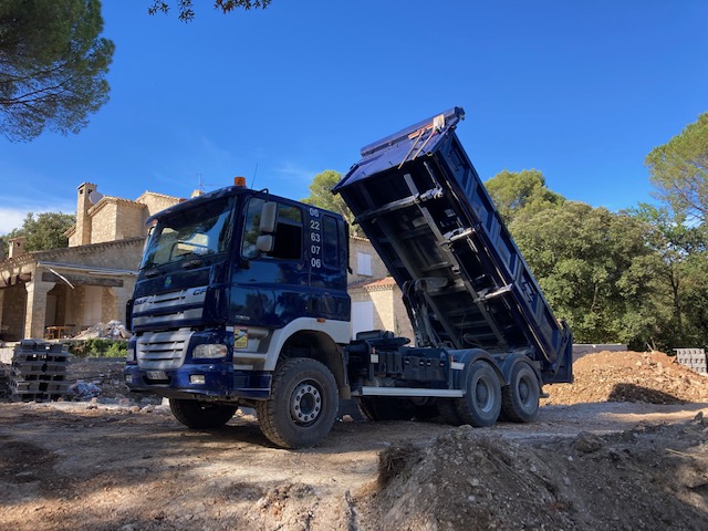 Terrassement et préparation de terrain avant construction par MTP Engin MTP effectuant des travaux de terrassement pour la préparation d’un terrain