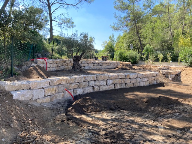 Travaux d’enrochement réalisés par MTP pour la création d’un mur de soutènement