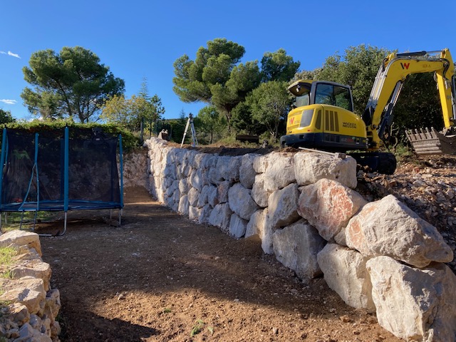 Chantier d’enrochement de soutènement réalisé par MTP