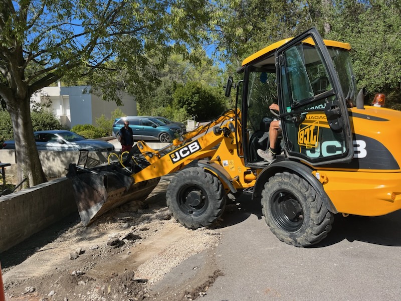Travaux de terrassement et nivellement de terrain par MTP Pelleteuse MTP en action lors de travaux de terrassement et nivellement de terrain