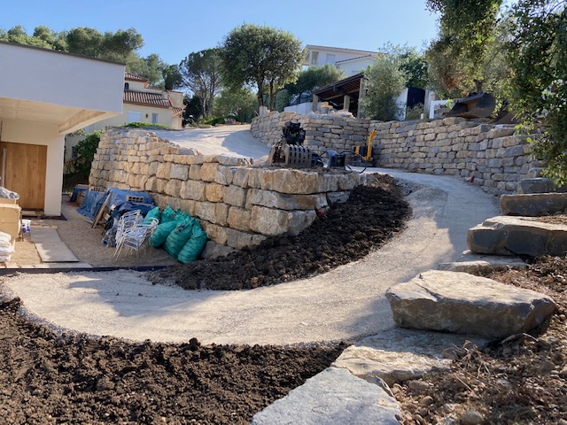 Réalisation d’un enrochement paysager par MTP