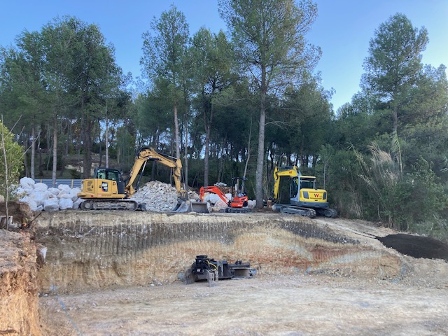 Travaux de terrassement réalisés par MTP avec pelleteuse sur chantier