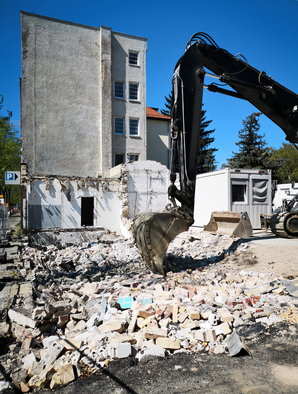 Engin MTP en action sur un chantier de démolition de bâtiment dans l’Hérault